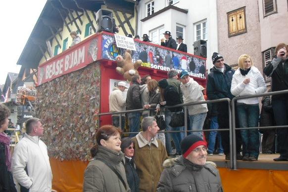 07 Die Beasen Buam und ihr Wagen.jpg